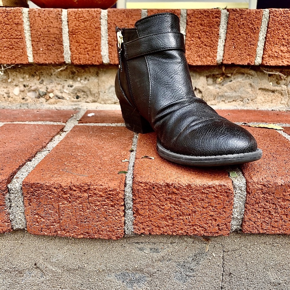 SIZE 8 DR. SCHOLL BOOTIES - Picture 2 of 4